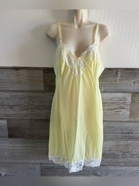 Vintage Bel Canto Yellow Lace FullSlip Nightgown Sz 36 Short Nylon Lingerie (E1)